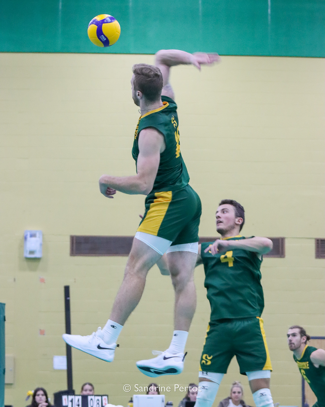  Université de Sherbrooke - Université de Montréal - Volleyball - RSEQ - 2022 Volley M - Université Sherbrooke (2) vs (3) Université de Montréal (#RSEQ2022USHvUDM06) Photo by: Sandrine Pertot | Siuxy Sports 2022-10-16