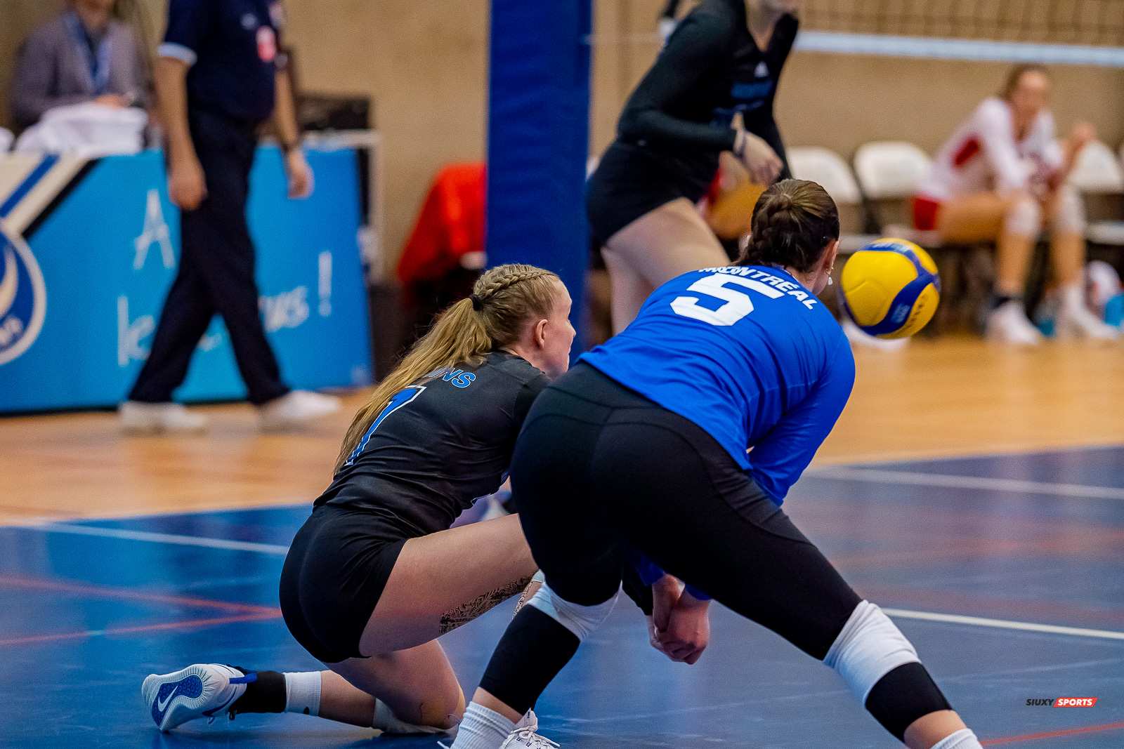 Maude BABIN - Brittany MCGLASHAN - - Université de Montréal - Université McGill - Volleyball - RSEQ - 2023 Volley F - Université de Montréal (1) vs (3) McGill University - R4 (#RSEQ2023UDMvMCG01R4) Photo by: Juan Alchourron | Siuxy Sports Maude BABIN - Brittany MCGLASHAN - - Université de Montréal - Université McGill - Volleyball - RSEQ - 2023 Volley F - Université de Montréal (1) vs (3) McGill University - R4 (#RSEQ2023UDMvMCG01R4) Photo by: Juan Alchourron | Siuxy Sports