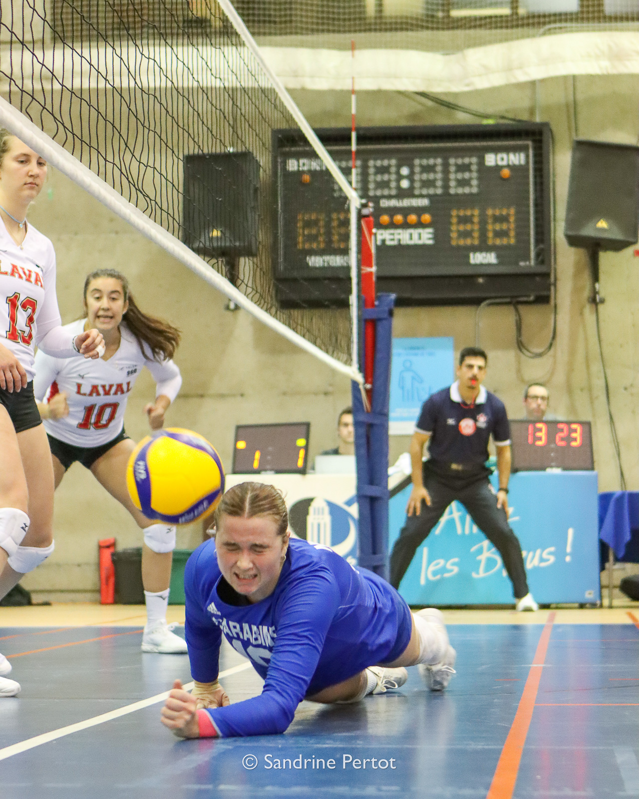 Jade MARQUIS - Sarah MCGLASHAN -  Université de Montréal - Université Laval - Volleyball - RSEQ - 2022 Volley F - Université de Montréal (3) vs (1) Université Laval (#RSEQ2022UDMvUL06) Photo by: Sandrine Pertot | Siuxy Sports 2022-10-14