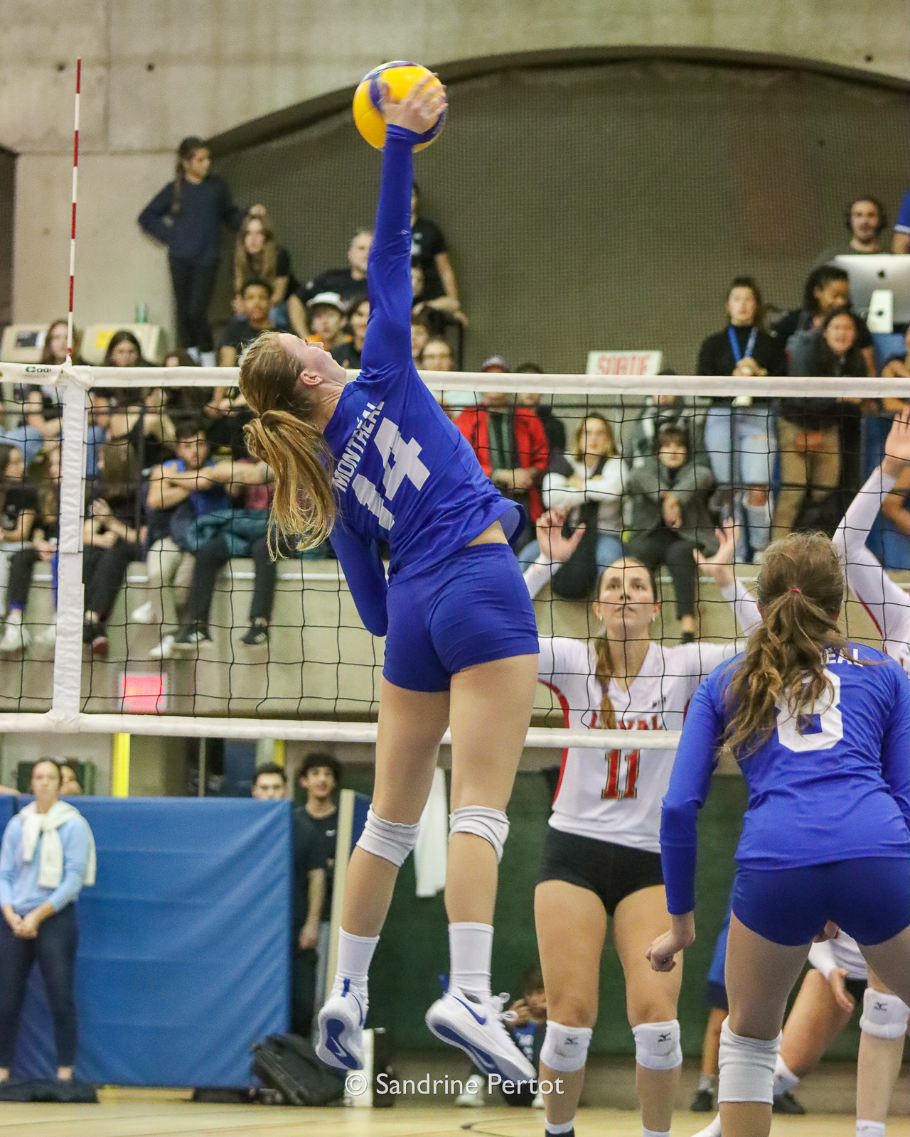 Florence CLOUTIER - Olympe DESMEDT - Justine RAYMOND -  Université de Montréal - Université Laval - Volleyball - RSEQ - 2022 Volley F - Université de Montréal (3) vs (1) Université Laval (#RSEQ2022UDMvUL06) Photo by: Sandrine Pertot | Siuxy Sports 2022-10-14