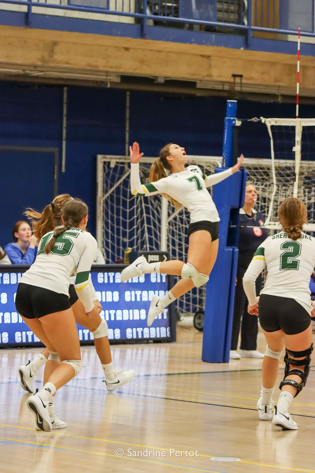 Émilie DUMETZ - Britanie MARANDA - Camille THÉRIAULT -  Université de Sherbrooke -  - Volleyball - UQAM Invitational 2022 - Vert et Or (#2022UQAMINV05) Photo by: Sandrine Pertot | Siuxy Sports 2022-09-24